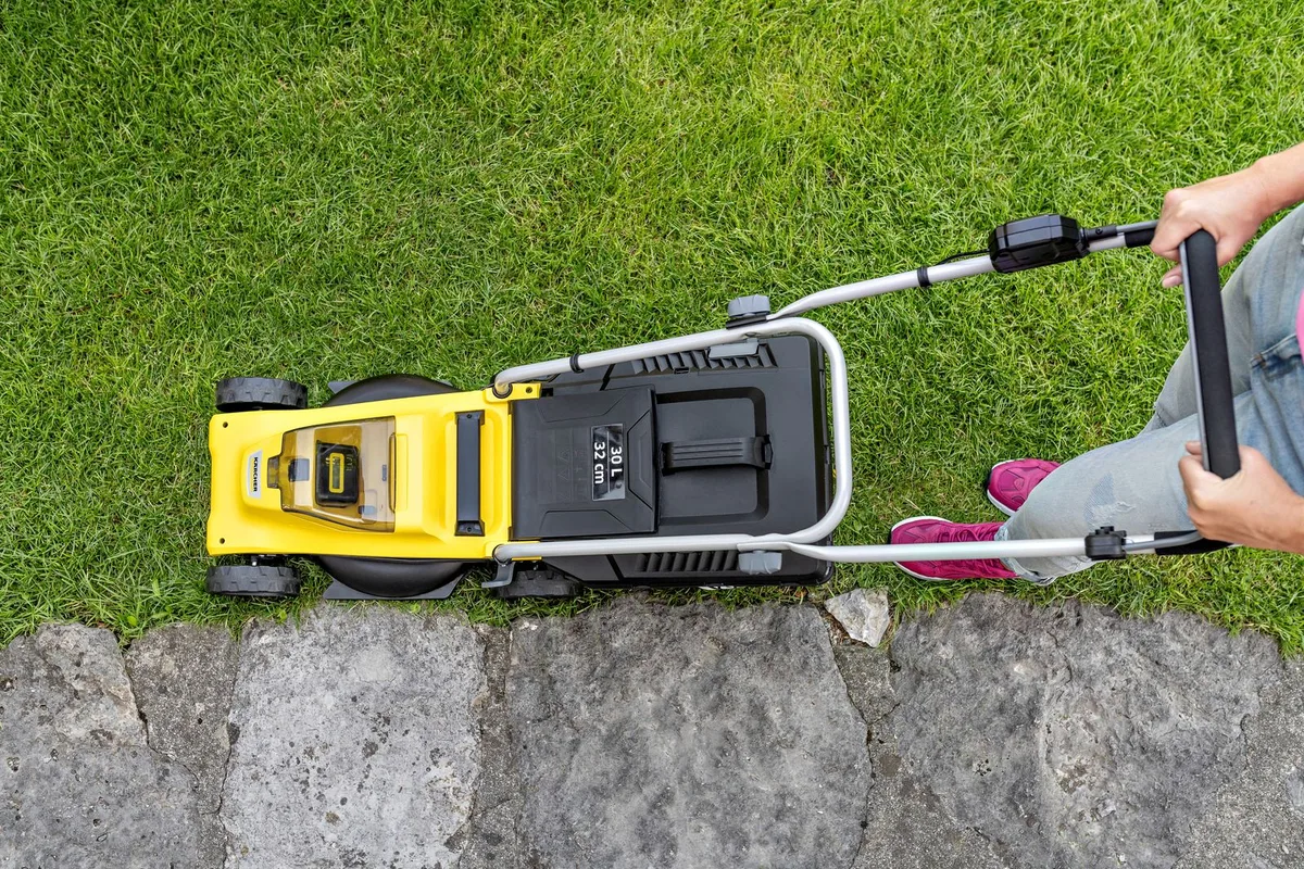 Акумуляторна газонокосарка Karcher LMO 2-18, 18В, 32 см, регулювання висоти 25-60 мм, без акумулятора та зарядного пристрою.