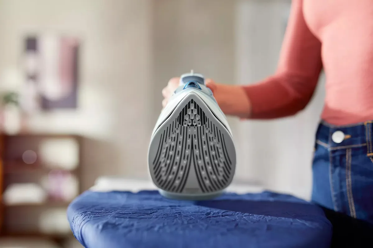 Парова праска Philips 5000 Series, 2400 Вт, 320 мл, паровий удар до 180°C, постійна подача пари 45 г/хв, керамічна підошва, блакит