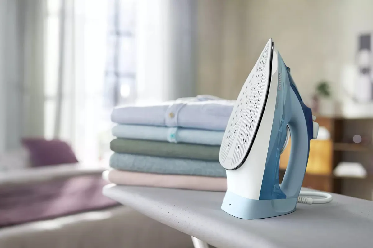 Парова праска Philips 5000 Series, 2400 Вт, 320 мл, паровий удар до 180°C, постійна подача пари 45 г/хв, керамічна підошва, блакит
