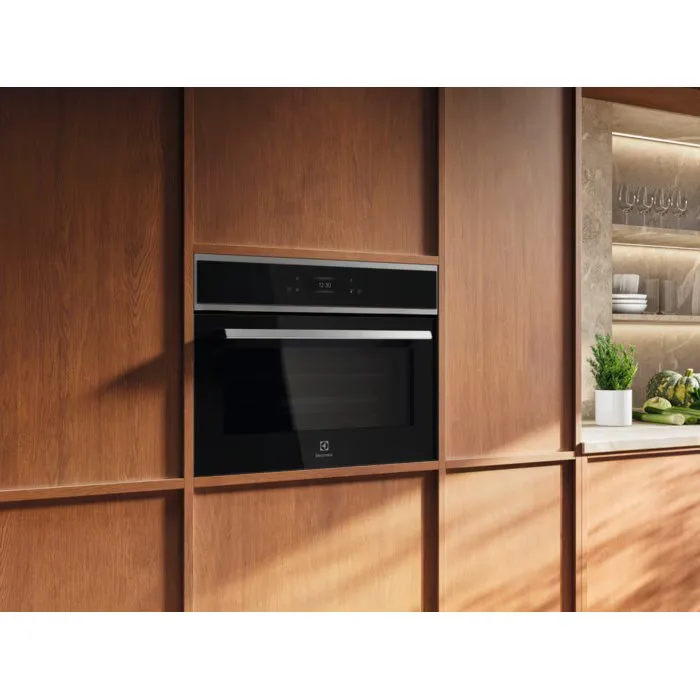 Вбудована мікрохвильова піч Electrolux, 44 л, електронне управління, 2100 Вт, гриль, чорний дисплей.