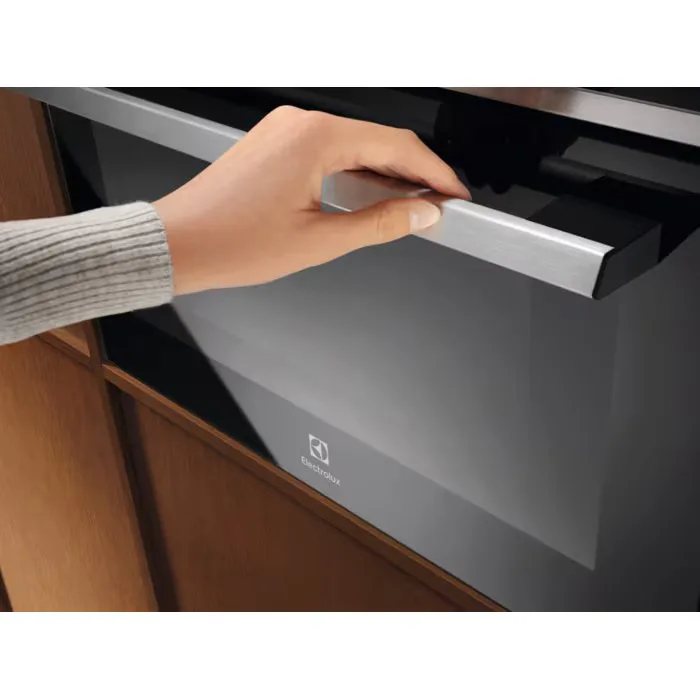 Вбудована мікрохвильова піч Electrolux, 44 л, електронне управління, 2100 Вт, гриль, чорний дисплей.