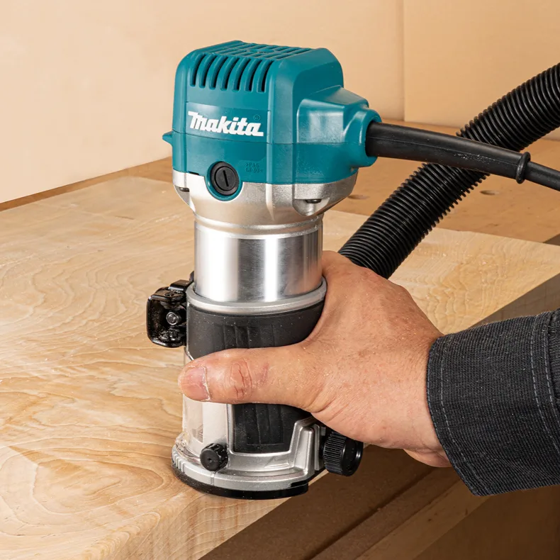 Фрезер Makita RT0702CX2 потужністю 710 Вт, цанга 6 та 8 мм, швидкість 10000-34000 об/хв, вага 1.8 кг.