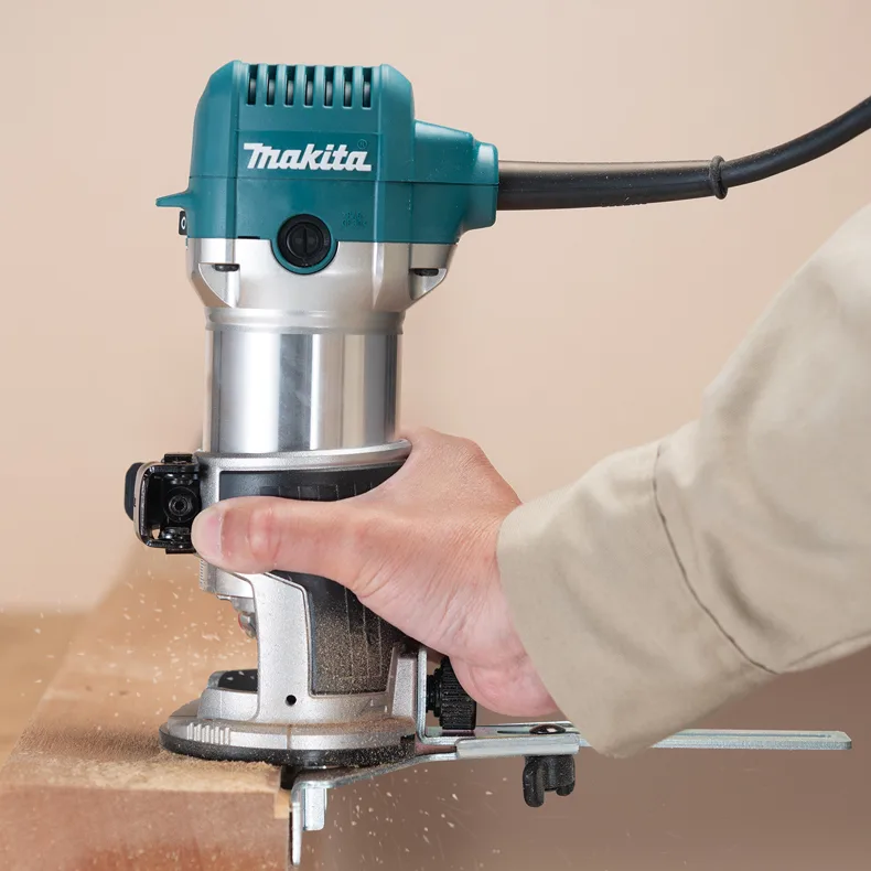 Фрезер Makita RT0702CX2 потужністю 710 Вт, цанга 6 та 8 мм, швидкість 10000-34000 об/хв, вага 1.8 кг.