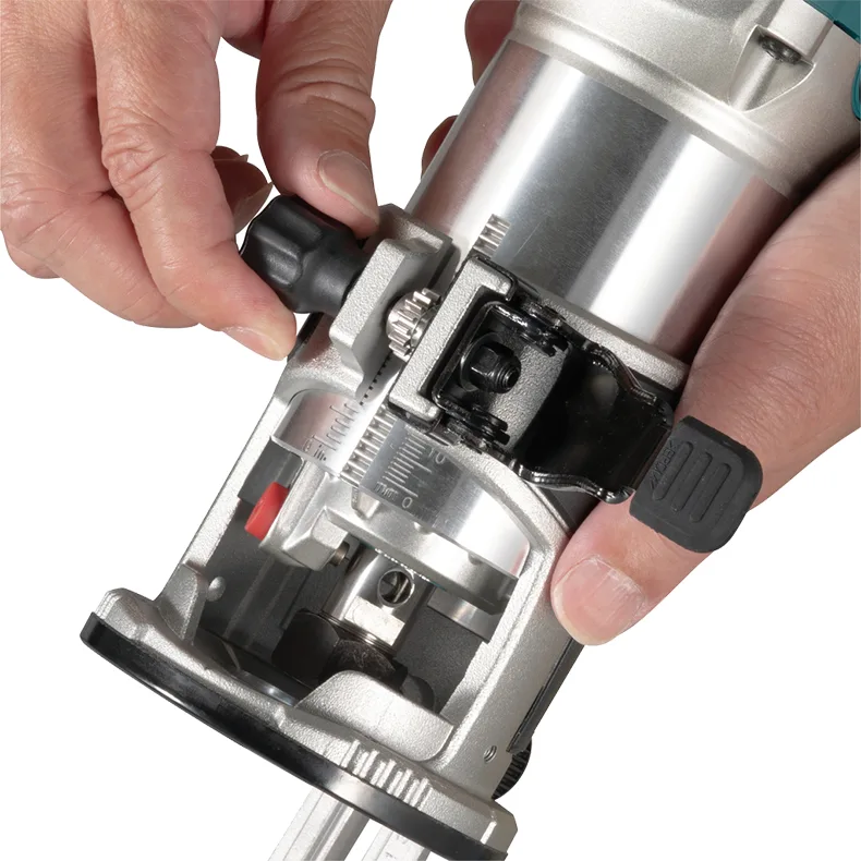 Фрезер Makita RT0702CX2 потужністю 710 Вт, цанга 6 та 8 мм, швидкість 10000-34000 об/хв, вага 1.8 кг.