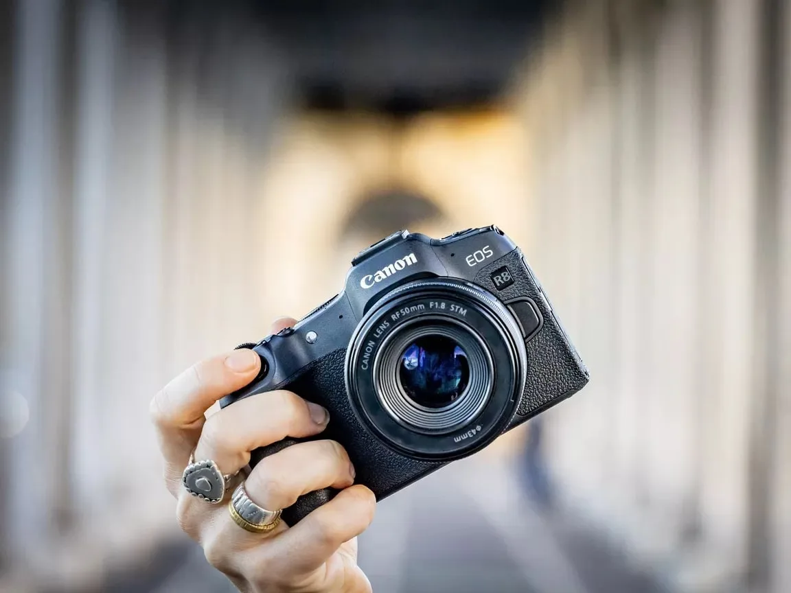 Цифровая фотокамера Canon беззеркальная черная 24 2 Мп с объективом RF 24-50mm f4 5-6 3 IS STM