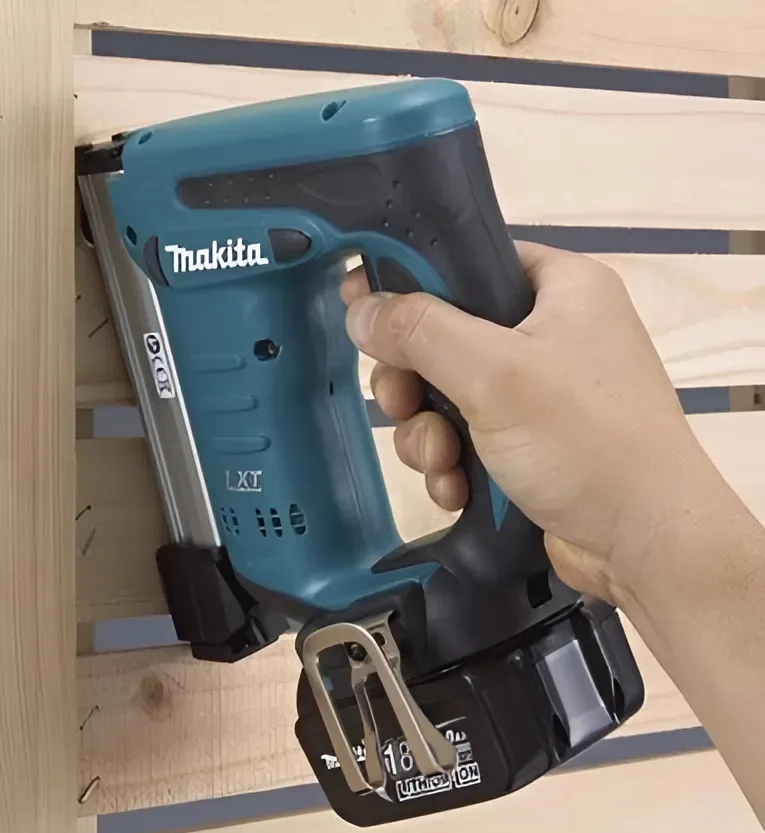 Акумуляторний степлер Makita DST221Z 18В для скоб 10-22/0.6х1.2мм без батареї та зарядного пристрою.