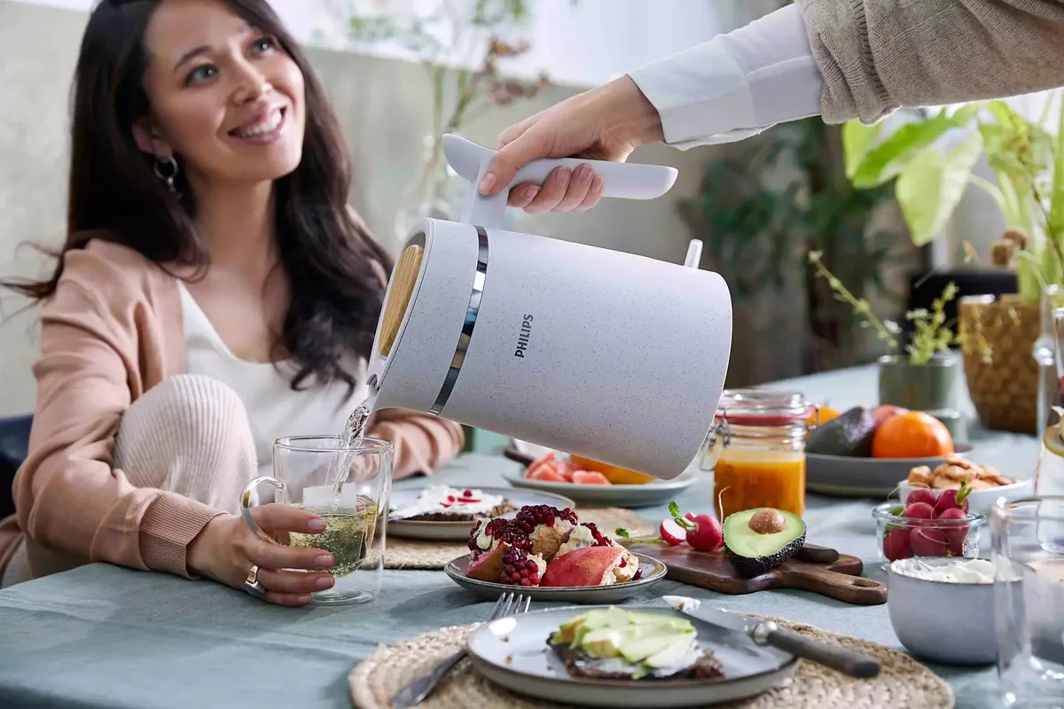 Электрочайник Philips Eco Friendly Series, 17л, изготовлен из экологичного пластика, с LED подсветкой, звуковым сигналом, матовый белый.