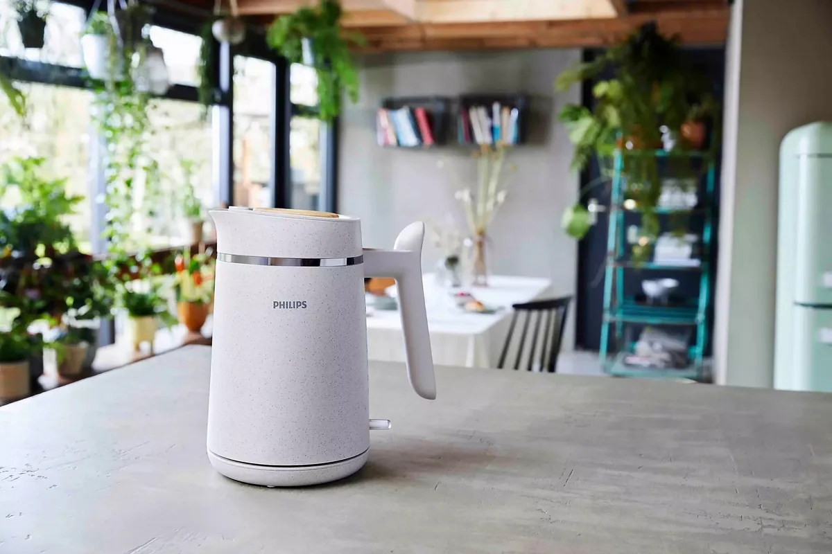 Электрочайник Philips Eco Friendly Series, 17л, изготовлен из экологичного пластика, с LED подсветкой, звуковым сигналом, матовый белый.