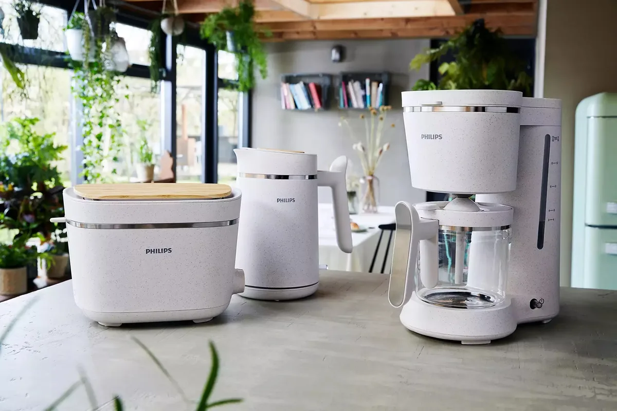 Электрочайник Philips Eco Friendly Series, 17л, изготовлен из экологичного пластика, с LED подсветкой, звуковым сигналом, матовый белый.