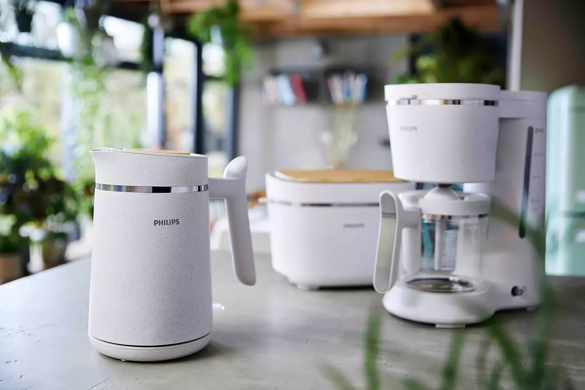 Электрочайник Philips Eco Friendly Series, 17л, изготовлен из экологичного пластика, с LED подсветкой, звуковым сигналом, матовый белый.
