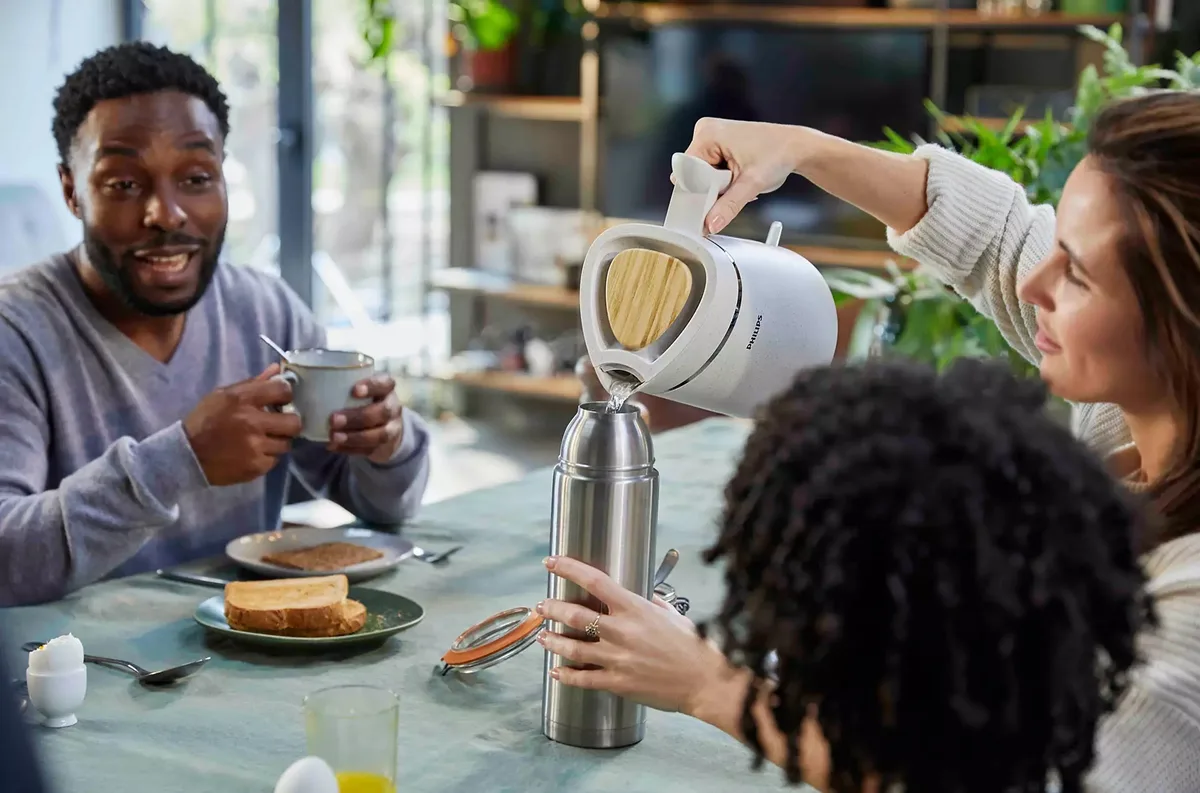Электрочайник Philips Eco Friendly Series, 17л, изготовлен из экологичного пластика, с LED подсветкой, звуковым сигналом, матовый белый.