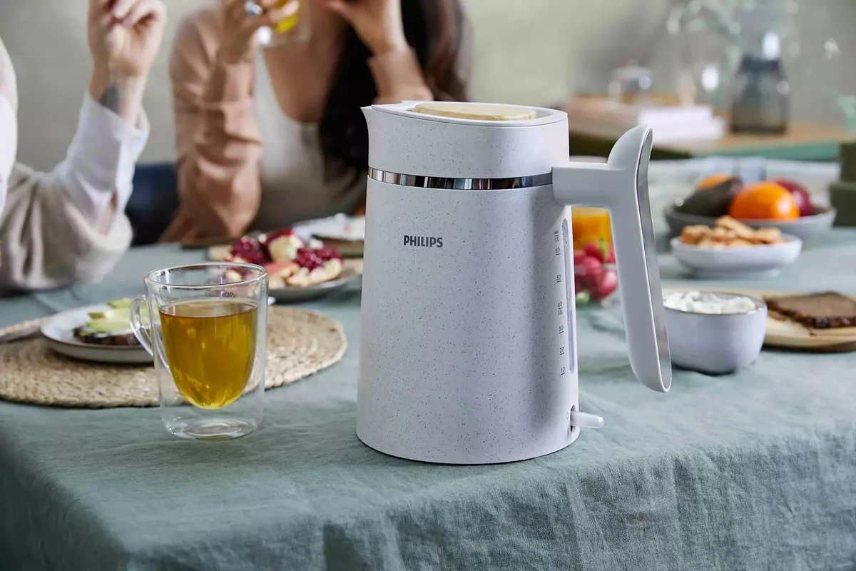 Электрочайник Philips Eco Friendly Series, 17л, изготовлен из экологичного пластика, с LED подсветкой, звуковым сигналом, матовый белый.