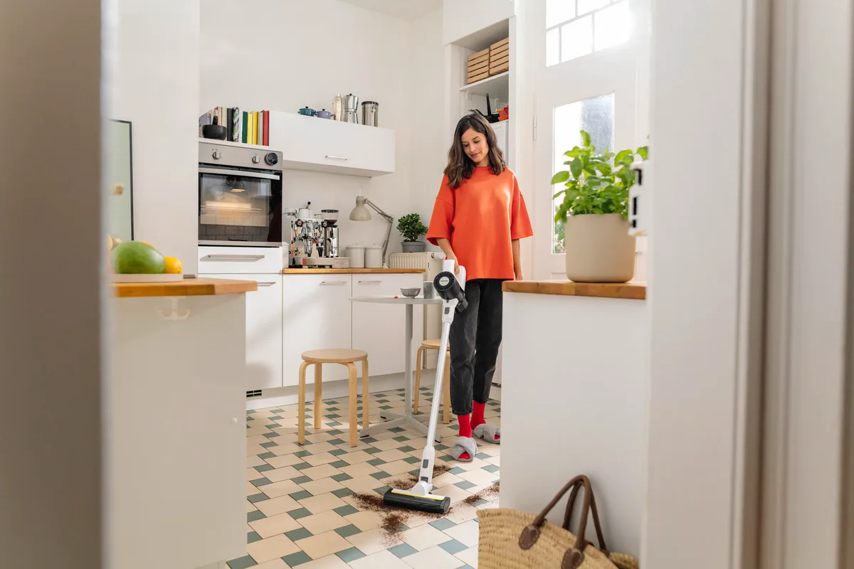 Безпровідний пилосос Karcher KVA 2, об'єм контейнера 0.6 л, автономна робота до 40 хвилин, вага 2.06 кг, білий.