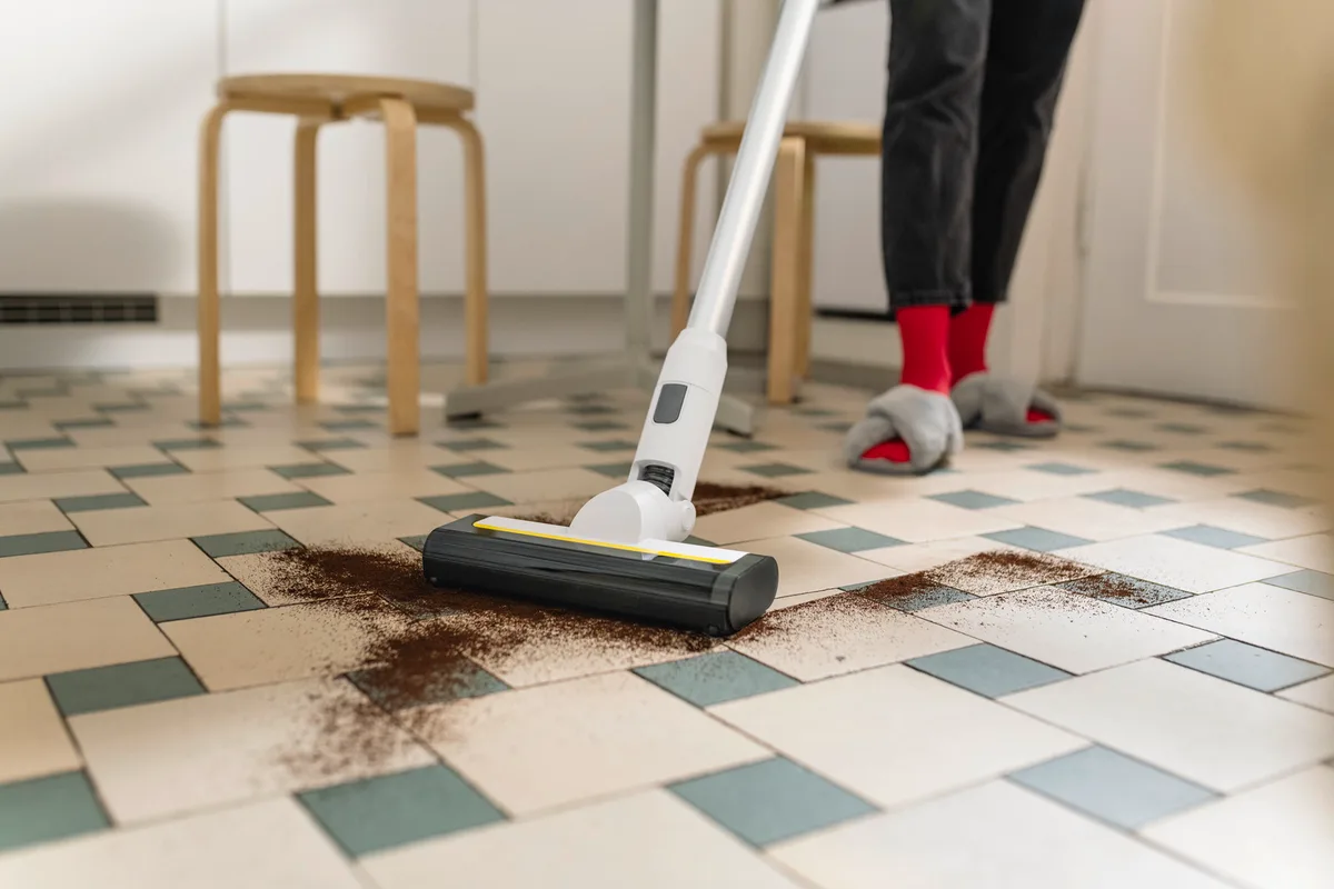 Безпровідний пилосос Karcher KVA 2, об'єм контейнера 0.6 л, автономна робота до 40 хвилин, вага 2.06 кг, білий.