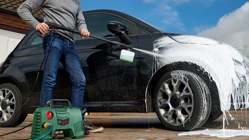 Мийка під високим тиском Bosch EasyAquatak 110, 1300 Вт, 110 бар, продуктивність 330 л/год, шланг 5 м, вага 3,8 кг.