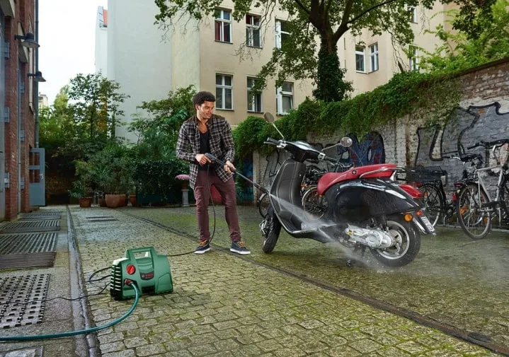 Мийка під високим тиском Bosch EasyAquatak 110, 1300 Вт, 110 бар, продуктивність 330 л/год, шланг 5 м, вага 3,8 кг.
