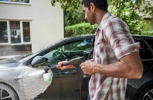Мийка під високим тиском Bosch EasyAquatak 110, 1300 Вт, 110 бар, продуктивність 330 л/год, шланг 5 м, вага 3,8 кг.