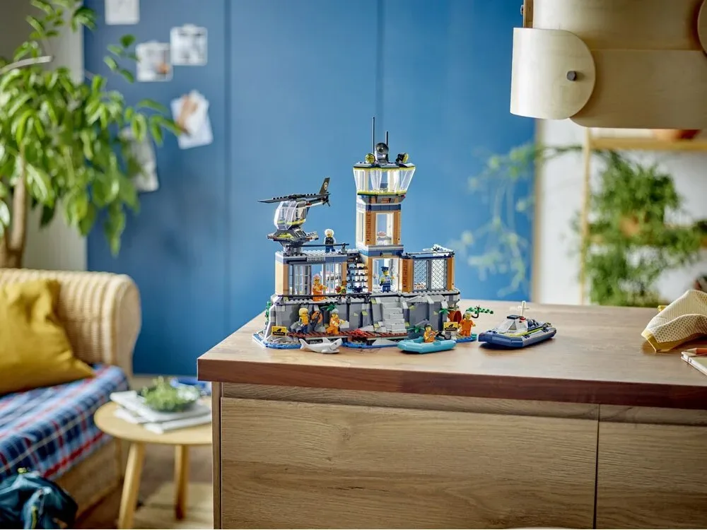 Конструктор LEGO City Поліцейський острів-в'язниця