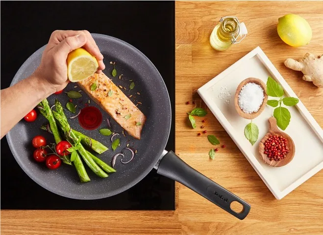 Сковорода Tefal алюмінієва 24 см сірого кольору