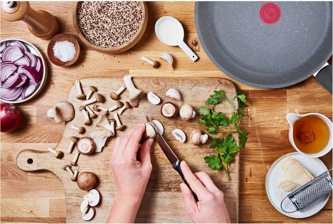 Сковорода Tefal алюмінієва 24 см сірого кольору