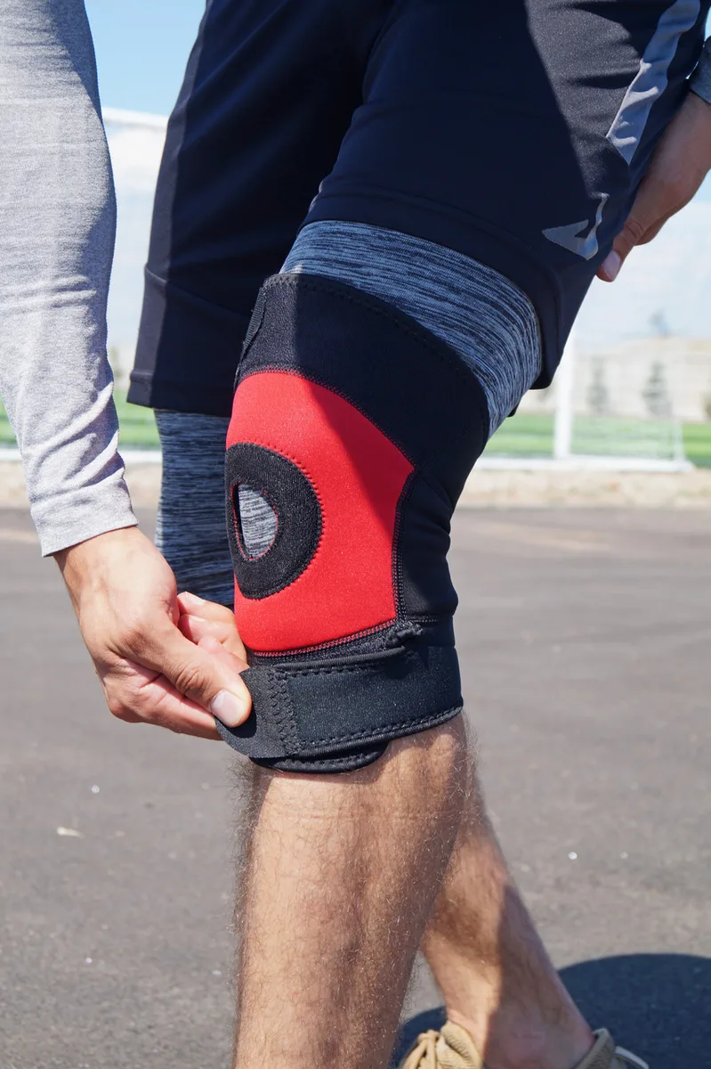 Наколінник Active Point неопрен L чорний червоний для паверліфтингу бодибілдингу
