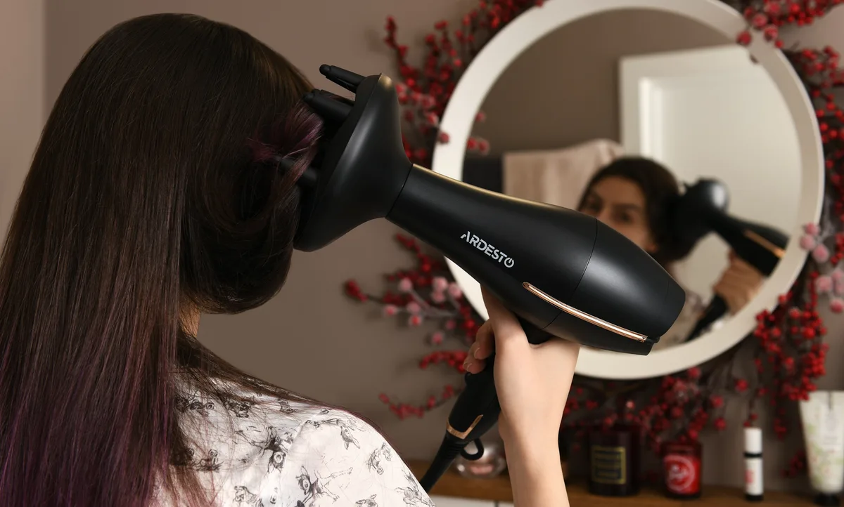 Фен Ardesto HD-Y220PRO, 1850-2200Вт, 2 швидкості, 3 температурні режими, дифузор, чорний з золотими акцентами.