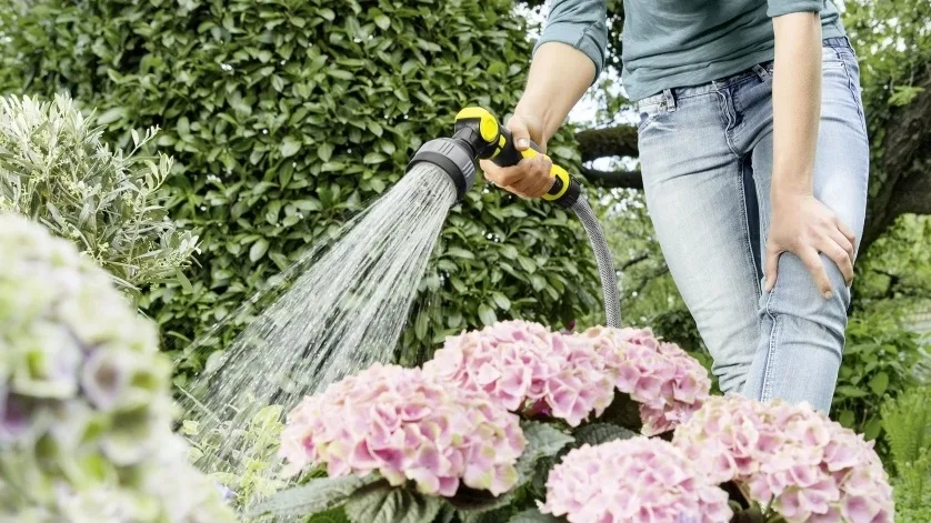 Ручний зрошувач Karcher "Plus" з 4 режимами роботи та регулюванням тиску води.