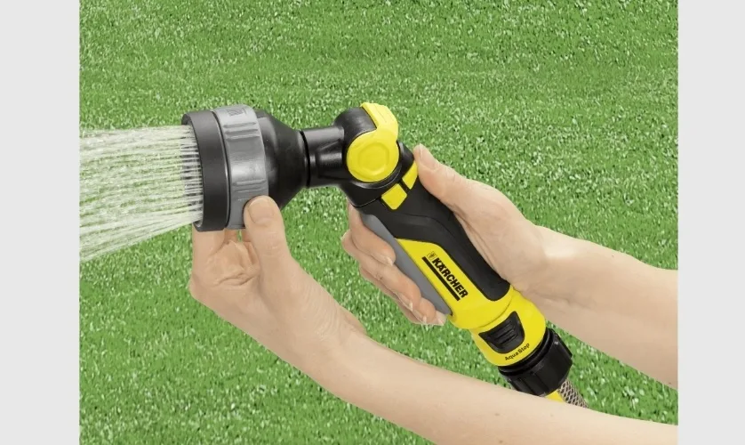 Ручний зрошувач Karcher "Plus" з 4 режимами роботи та регулюванням тиску води.