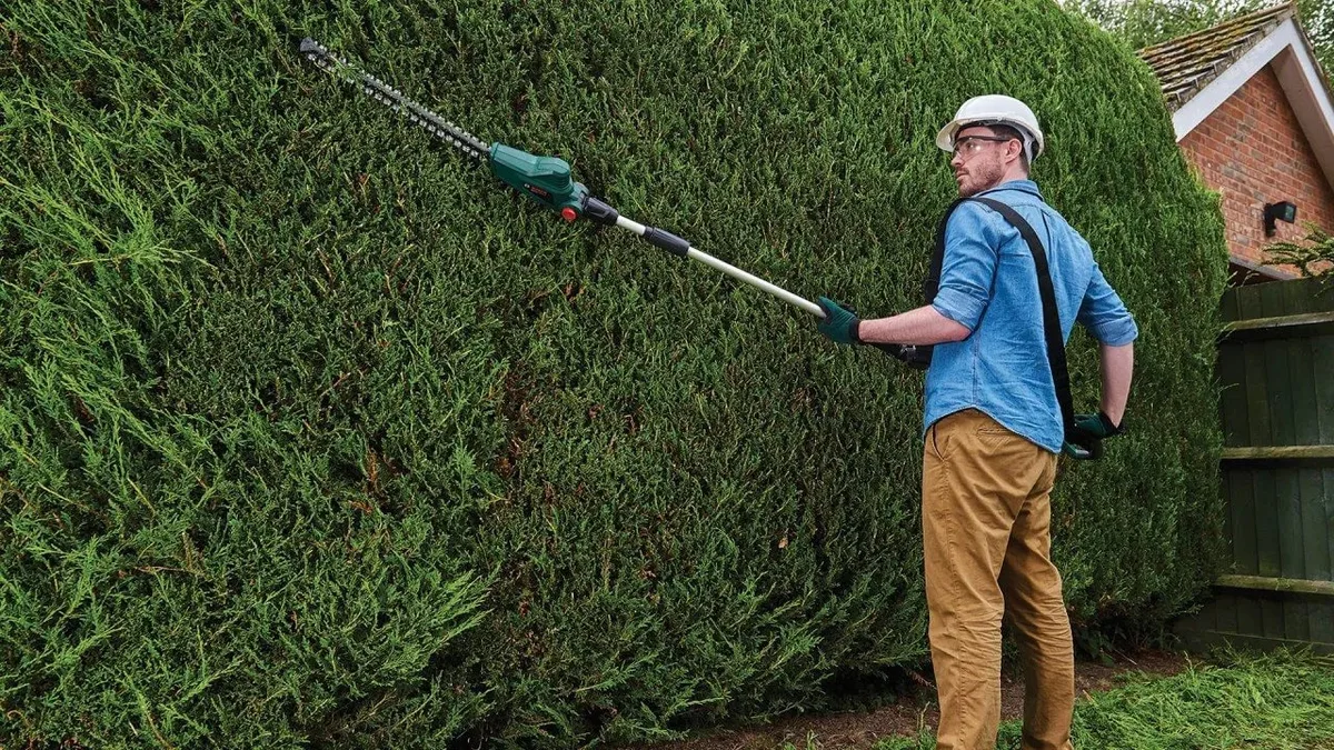 Акумуляторний кущоріз Bosch UniversalHedgePole 18 з батареєю 18В, 1х2.5А·год, максимальний діаметр різу 43мм, крок різу 16мм, з по