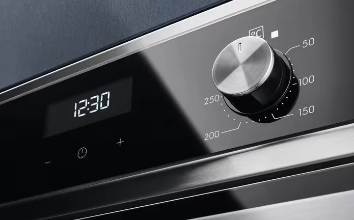 Електрична духова шафа Electrolux, 65 л, клас A, з дисплеєм, конвекційна, чорного кольору.