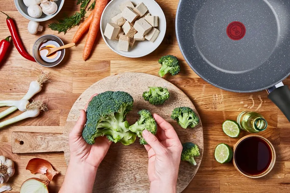 Сковорода ВОК Tefal Healthy Chef, 28 см, алюмінієва, сірого кольору.