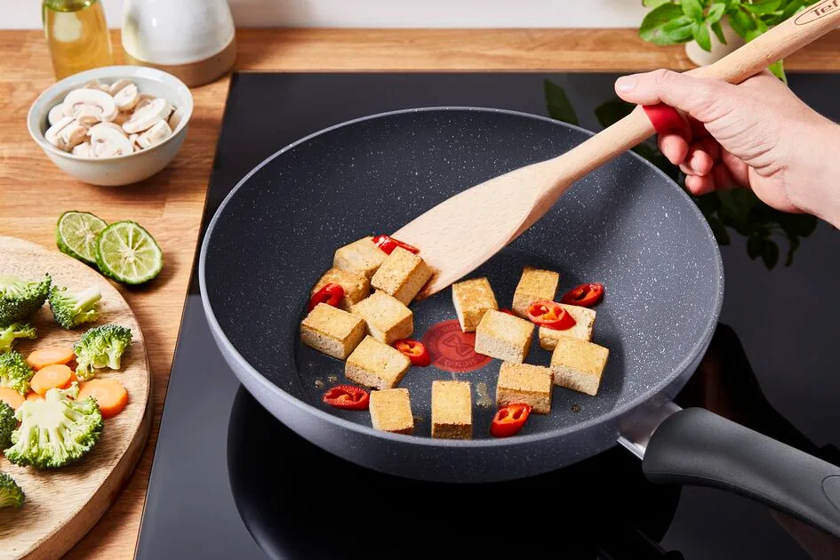 Сковорода ВОК Tefal Healthy Chef, 28 см, алюмінієва, сірого кольору.