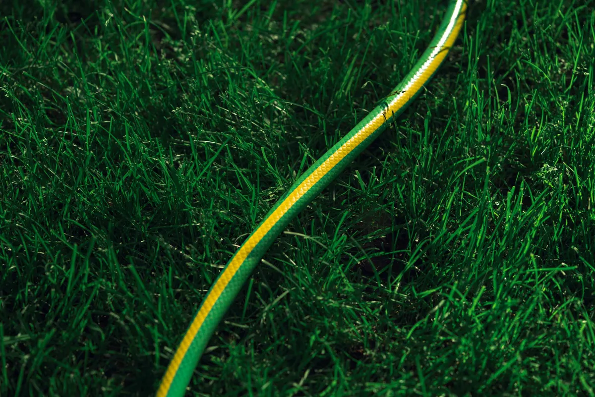 Садовий шланг 2Е AquaFlex Green 1/2" 50м, трислойний, витримує тиск до 10 бар, температурний діапазон -5 до +50°C.