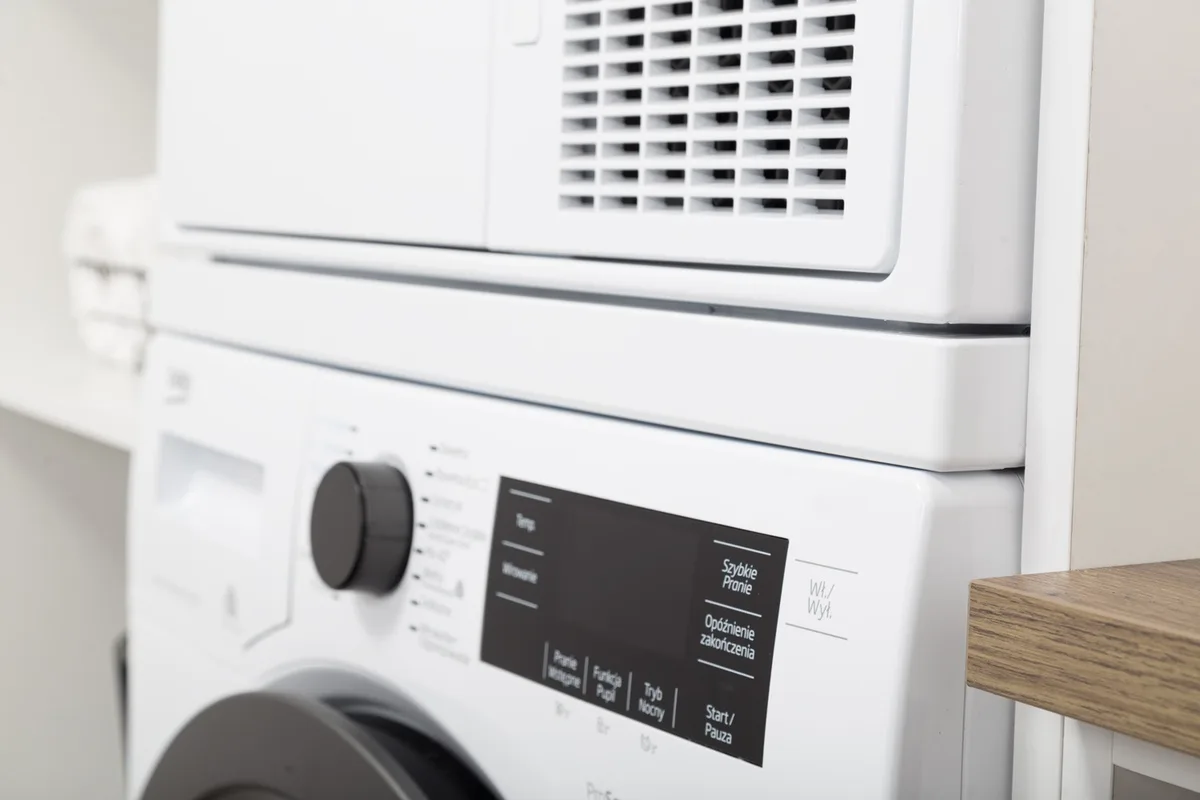 Комплект для з'єднання пральної та сушильної машин Beko, 40-56 см, антрацит.