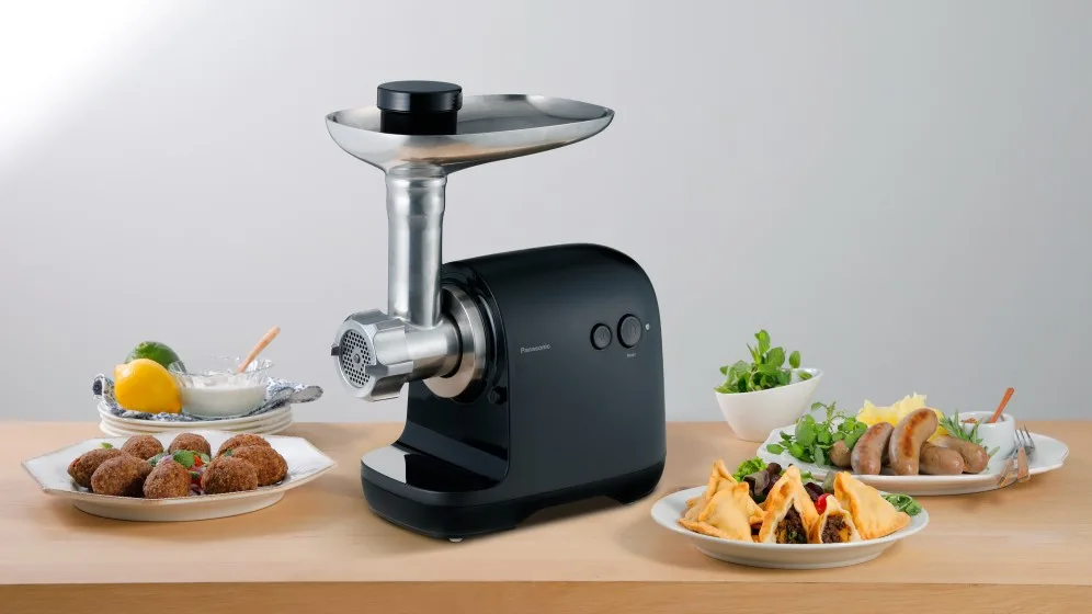 Мясорубка Panasonic, 1700 Вт, производительность 3 кг/мин, 3 насадки, для приготовления колбас, пластиковый корпус, черного цвета