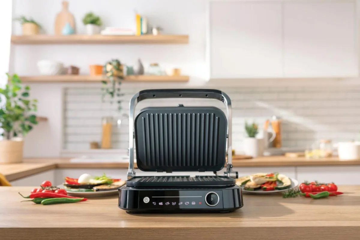 Прижимний гриль Gorenje 2100 Вт, 7 температурних режимів, знімні пластини, можливість відкриття на 180°, металевий корпус, сірий.