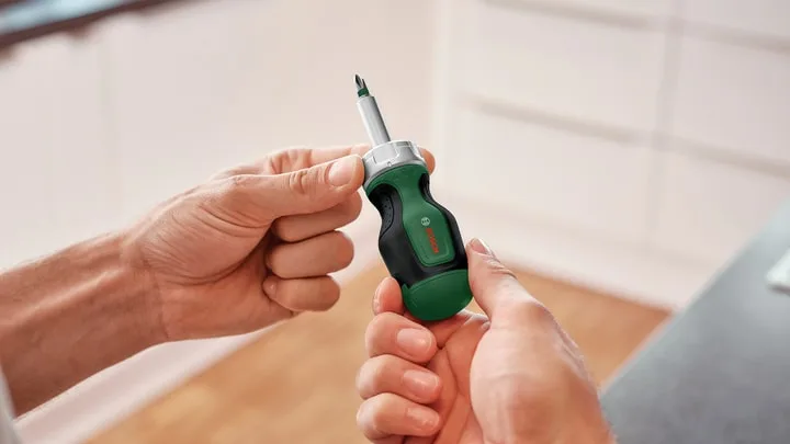 Викрутка Bosch з реверсивним механізмом і 6 змінними насадками.