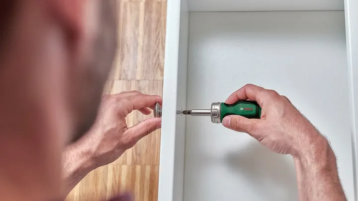 Викрутка Bosch з реверсивним механізмом і 6 змінними насадками.