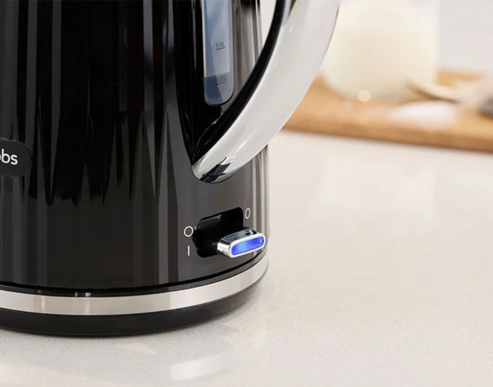 Електрочайник Russell Hobbs Eden, 1.7л, із нержавіючої сталі та пластику, чорного кольору.