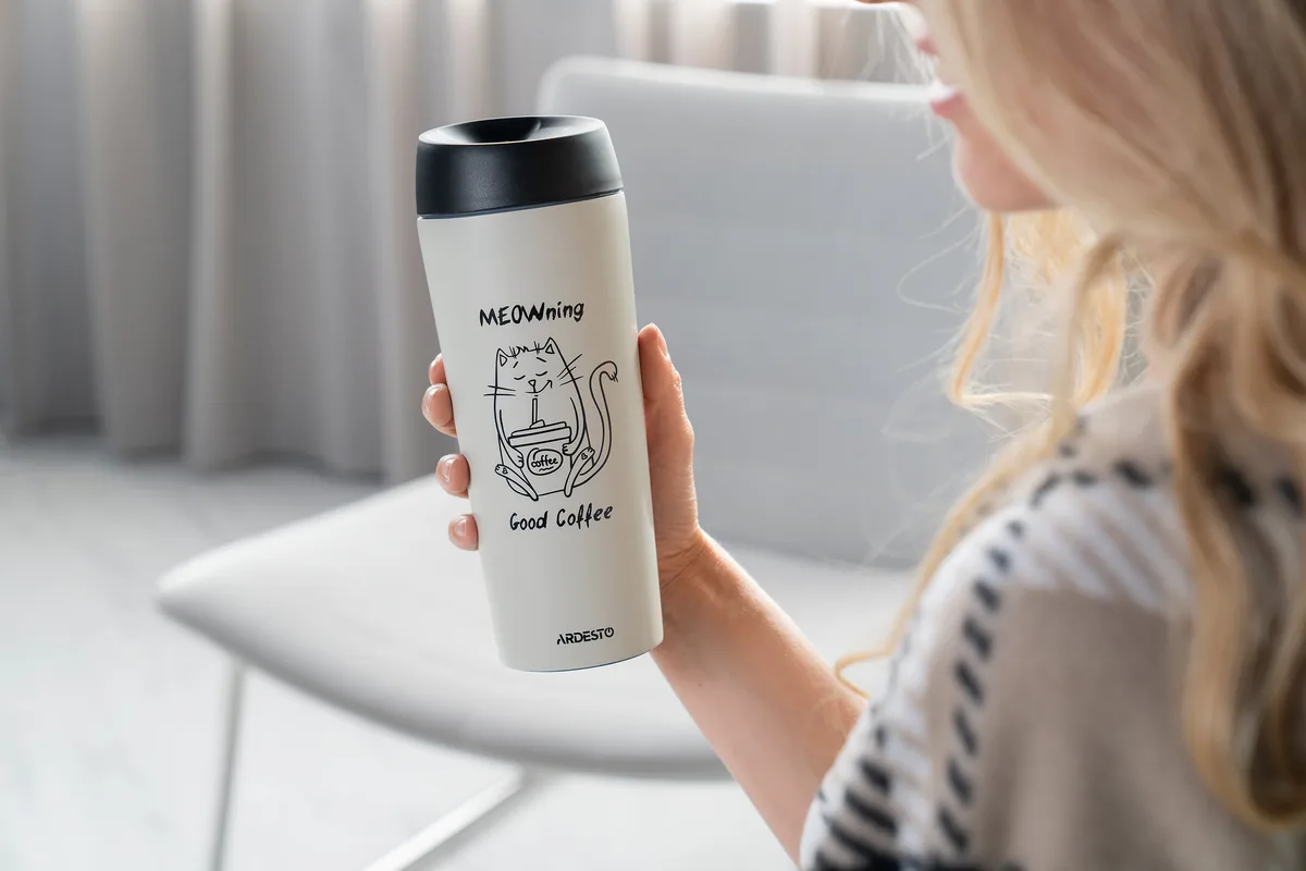 Термос для напоїв ARDESTO Coffee Time Meowning, 450 мл, з нержавіючої сталі, кремового кольору.