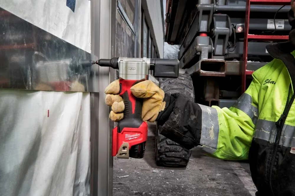 Акумуляторний заклепочник Milwaukee M12 BPRT-201X 12В з АКБ 1x2А·год, насадки 2.4мм, 3.2мм, 4.0мм, 4.8мм, вага 2.1кг, в комплекті