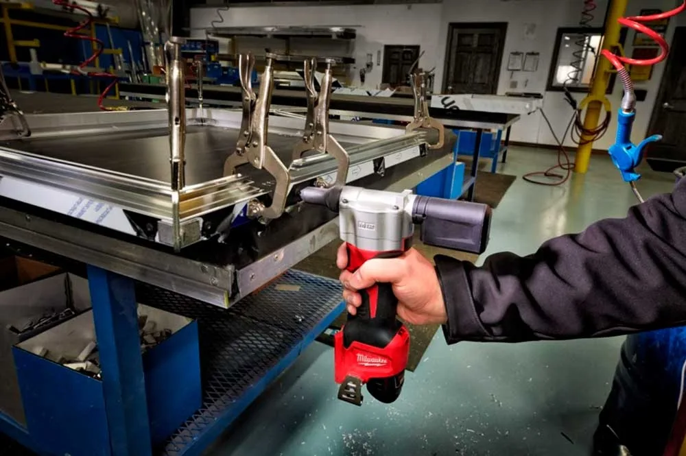 Акумуляторний заклепочник Milwaukee M12 BPRT-201X 12В з АКБ 1x2А·год, насадки 2.4мм, 3.2мм, 4.0мм, 4.8мм, вага 2.1кг, в комплекті