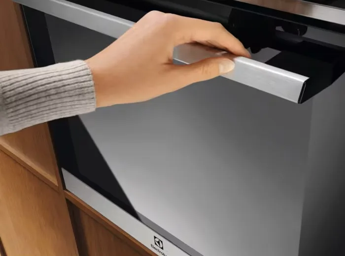 Електрична духова шафа Electrolux, 72 л, клас енергоефективності A+, з дисплеєм, конвекційним нагрівом, піролізом та телескопічним