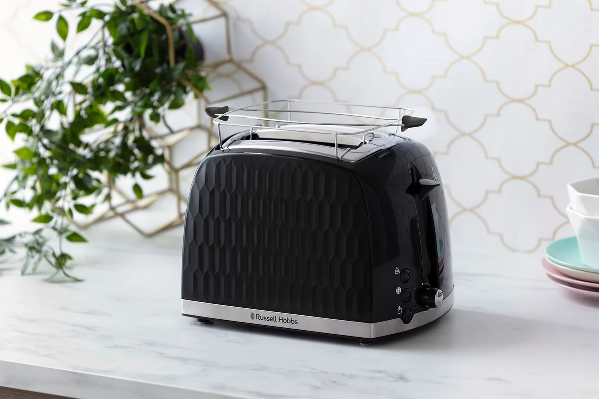Тостер Russell Hobbs Honeycomb 850Вт, з широкими слотами, пластиковий, чорного кольору.