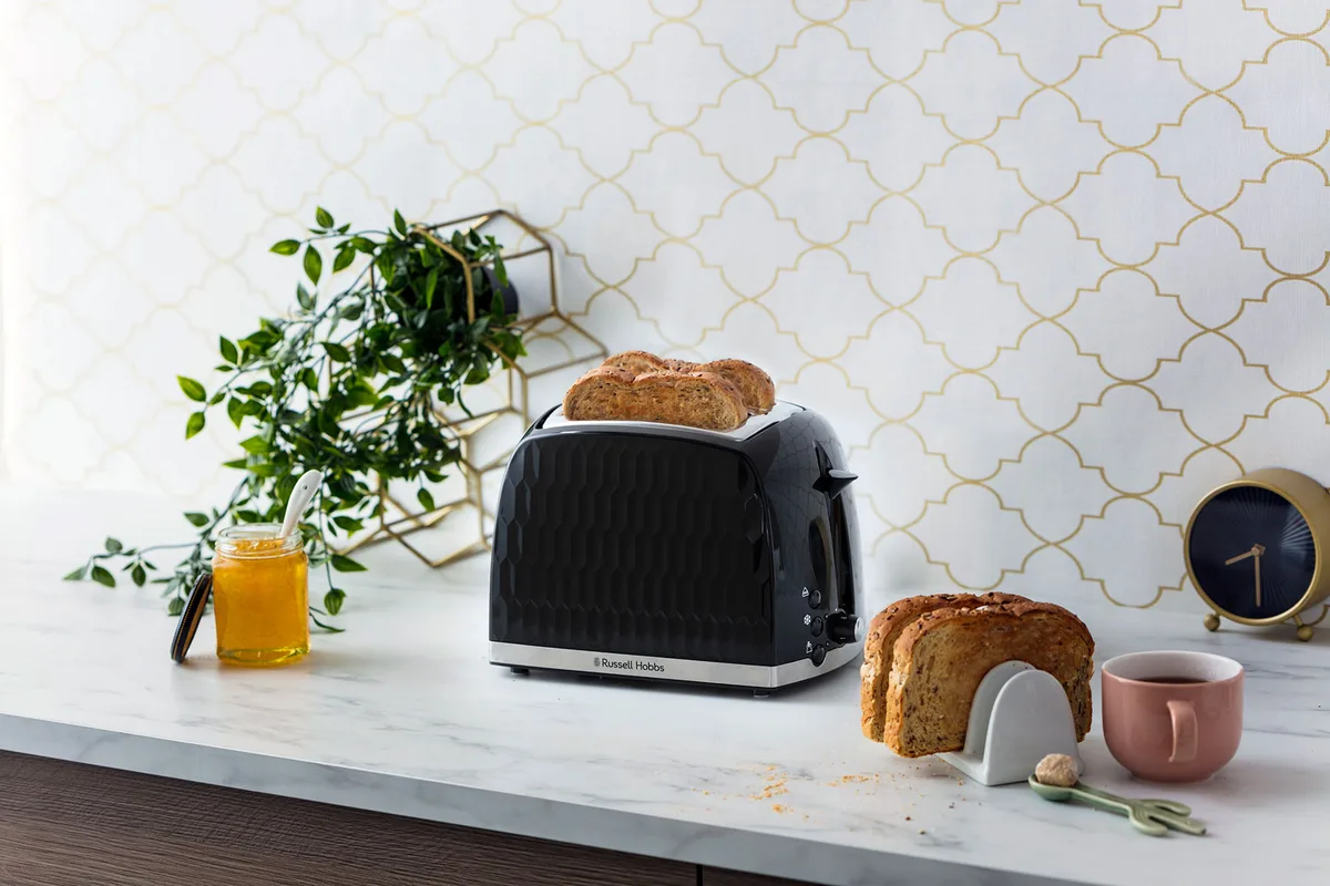 Тостер Russell Hobbs Honeycomb 850Вт, з широкими слотами, пластиковий, чорного кольору.