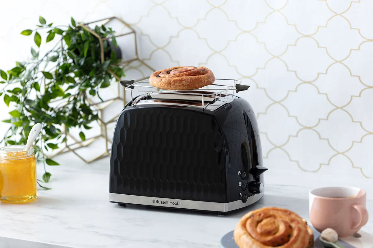 Тостер Russell Hobbs Honeycomb 850Вт, з широкими слотами, пластиковий, чорного кольору.