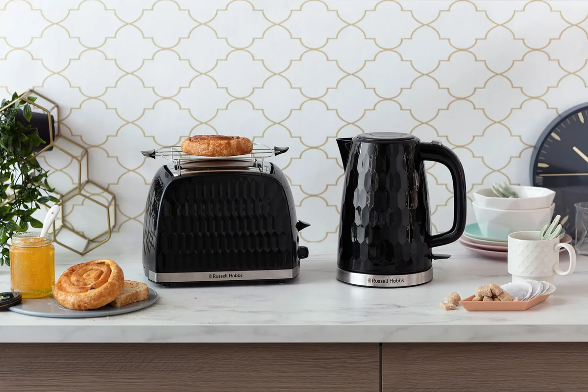 Тостер Russell Hobbs Honeycomb 850Вт, з широкими слотами, пластиковий, чорного кольору.