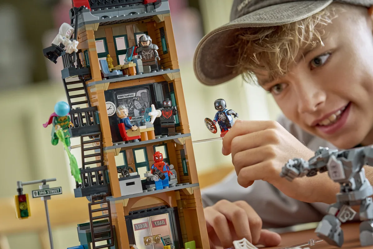 Конструктор LEGO Super Heroes Людина-павук проти Містеріо: Дейлі Б'юґл