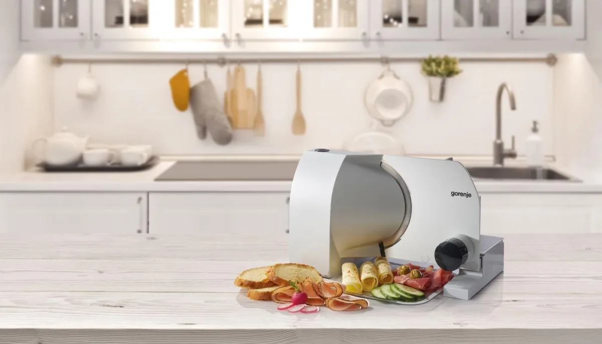 Скиборізка Gorenje, потужність 100 Вт, лезо з нержавіючої сталі, діаметр ножа 170 мм, корпус з металу та пластику, сірого кольору.