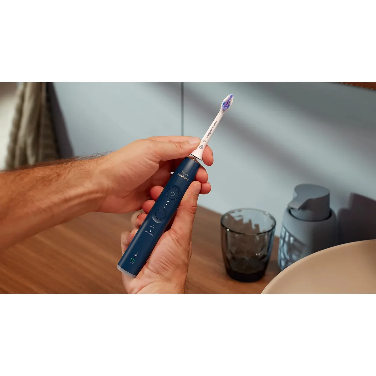 Електрична зубна щітка Philips Sonicare 6100 Series, 62 тис. коливань/хв, 1 насадка, футляр, синій.